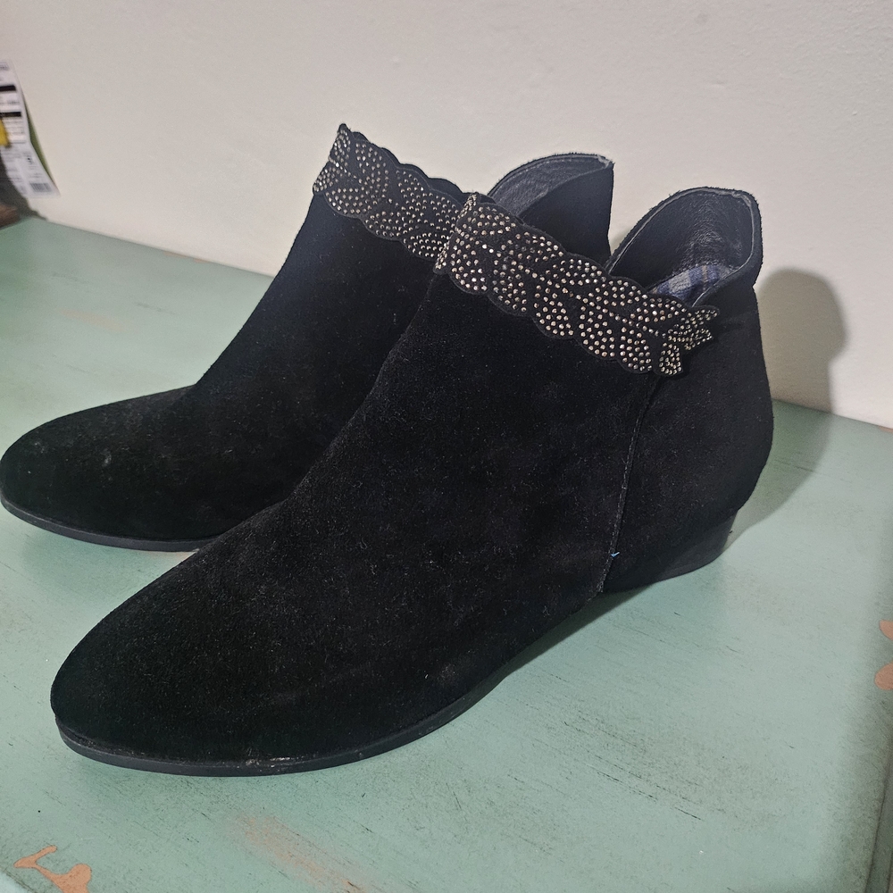 Elegant Black Suede Ankle Boots